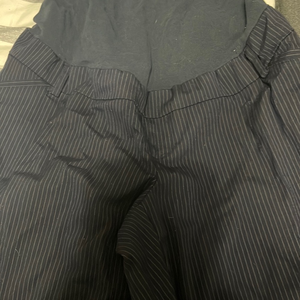 Maternity pants 5 dress pants. 2 yoga/leggings.